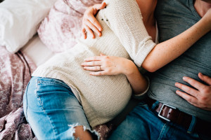 Babybauchshoot Babybauch Schwangerschaft Schwangerschaftsshooting Fotograf Kassel Homestory zuhause Geschwister Storytelling Lifestyle muckelige Babybauch-Homestory zu fünft