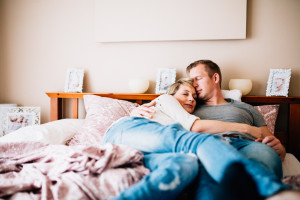 Babybauchshoot Babybauch Schwangerschaft Schwangerschaftsshooting Fotograf Kassel Homestory zuhause Geschwister Storytelling Lifestyle muckelige Babybauch-Homestory zu fünft