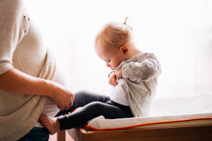 Babybauchshoot Babybauch Schwangerschaft Schwangerschaftsshooting Fotograf Kassel Homestory zuhause Geschwister Storytelling Lifestyle muckelige Babybauch-Homestory zu fünft