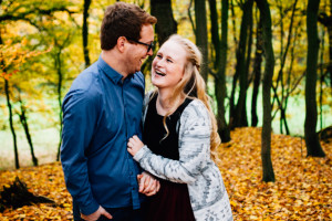 herbstliches Paarshoot im Wald Portrait Wald Herbst Laub Natur Coupleshoot Paarshoot Paarfotos Paerchen Engagement Verlobung Liebe verliebt Storytelling Fotograf Kassel Frankfurt Hannover