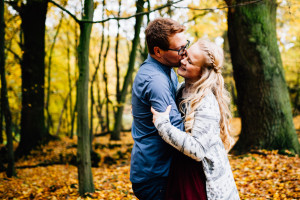 herbstliches Paarshoot im Wald Portrait Wald Herbst Laub Natur Coupleshoot Paarshoot Paarfotos Paerchen Engagement Verlobung Liebe verliebt Storytelling Fotograf Kassel Frankfurt Hannover