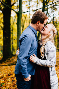 herbstliches Paarshoot im Wald Portrait Wald Herbst Laub Natur Coupleshoot Paarshoot Paarfotos Paerchen Engagement Verlobung Liebe verliebt Storytelling Fotograf Kassel Frankfurt Hannover