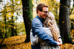 herbstliches Paarshoot im Wald Portrait Wald Herbst Laub Natur Coupleshoot Paarshoot Paarfotos Paerchen Engagement Verlobung Liebe verliebt Storytelling Fotograf Kassel Frankfurt Hannover