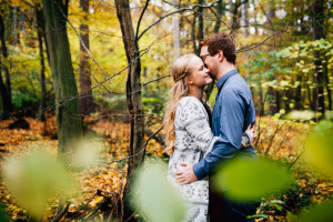 herbstliches Paarshoot im Wald Portrait Wald Herbst Laub Natur Coupleshoot Paarshoot Paarfotos Paerchen Engagement Verlobung Liebe verliebt Storytelling Fotograf Kassel Frankfurt Hannover