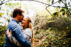 herbstliches Paarshoot im Wald Portrait Wald Herbst Laub Natur Coupleshoot Paarshoot Paarfotos Paerchen Engagement Verlobung Liebe verliebt Storytelling Fotograf Kassel Frankfurt Hannover