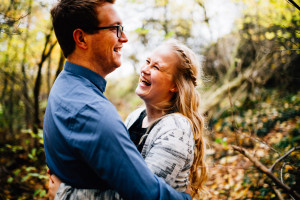 herbstliches Paarshoot im Wald Portrait Wald Herbst Laub Natur Coupleshoot Paarshoot Paarfotos Paerchen Engagement Verlobung Liebe verliebt Storytelling Fotograf Kassel Frankfurt Hannover