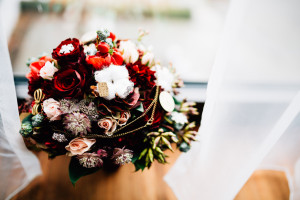 Hochzeitsfotograf Brautstrauß Kassel Hochzeitsreportage Storytelling Steampunk WeddingPhotographer Inka Englisch Photography Grischäfer Kaskadenwirtschaft Kassel Reise in eine andere Zeit Steampunk Hochzeit steampunk wedding zahnräder viktorianisch Liebe freie Trauung Friederike Delong Dampfmaschine Deko Meike Thienemann