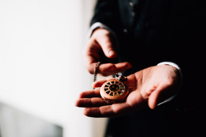 Hochzeitsfotograf Kassel Hochzeitsreportage Storytelling Steampunk WeddingPhotographer Inka Englisch Photography Grischäfer Kaskadenwirtschaft Kassel Reise in eine andere Zeit Steampunk Hochzeit steampunk wedding zahnräder viktorianisch Liebe freie Trauung Friederike Delong Dampfmaschine Deko Meike Thienemann Getting Ready Schlosshotel Nora Hanse Styling