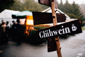 Hochzeitsfotograf Glühweinempfang WinterhochzeitKassel Hochzeitsreportage Storytelling Steampunk WeddingPhotographer Inka Englisch Photography Grischäfer Kaskadenwirtschaft Kassel Reise in eine andere Zeit Steampunk Hochzeit steampunk wedding zahnräder viktorianisch Liebe freie Trauung Friederike Delong Dampfmaschine Deko Meike Thienemann