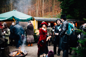 Hochzeitsfotograf Glühweinempfang WinterhochzeitKassel Hochzeitsreportage Storytelling Steampunk WeddingPhotographer Inka Englisch Photography Grischäfer Kaskadenwirtschaft Kassel Reise in eine andere Zeit Steampunk Hochzeit steampunk wedding zahnräder viktorianisch Liebe freie Trauung Friederike Delong Dampfmaschine Deko Meike Thienemann