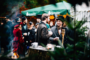 Hochzeitsfotograf Glühweinempfang WinterhochzeitKassel Hochzeitsreportage Storytelling Steampunk WeddingPhotographer Inka Englisch Photography Grischäfer Kaskadenwirtschaft Kassel Reise in eine andere Zeit Steampunk Hochzeit steampunk wedding zahnräder viktorianisch Liebe freie Trauung Friederike Delong Dampfmaschine Deko Meike Thienemann