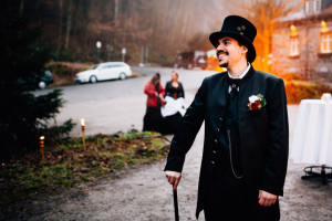 Hochzeitsfotograf Kassel Hochzeitsreportage Storytelling Steampunk WeddingPhotographer Inka Englisch Photography Grischäfer Kaskadenwirtschaft Kassel Reise in eine andere Zeit Steampunk Hochzeit steampunk wedding zahnräder viktorianisch Liebe freie Trauung Friederike Delong Dampfmaschine Deko Meike Thienemann