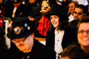 Hochzeitsfotograf Kassel Hochzeitsreportage Storytelling Steampunk WeddingPhotographer Inka Englisch Photography Grischäfer Kaskadenwirtschaft Kassel Reise in eine andere Zeit Steampunk Hochzeit steampunk wedding zahnräder viktorianisch Liebe freie Trauung Friederike Delong Dampfmaschine Deko Meike Thienemann