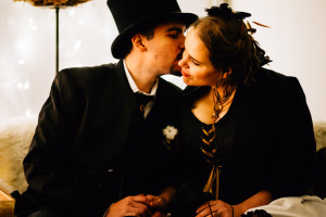 Hochzeitsfotograf Kassel Hochzeitsreportage Storytelling Steampunk WeddingPhotographer Inka Englisch Photography Grischäfer Kaskadenwirtschaft Kassel Reise in eine andere Zeit Steampunk Hochzeit steampunk wedding zahnräder viktorianisch Liebe freie Trauung Friederike Delong Dampfmaschine Deko Meike Thienemann