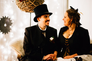 Hochzeitsfotograf Kassel Hochzeitsreportage Storytelling Steampunk WeddingPhotographer Inka Englisch Photography Grischäfer Kaskadenwirtschaft Kassel Reise in eine andere Zeit Steampunk Hochzeit steampunk wedding zahnräder viktorianisch Liebe freie Trauung Friederike Delong Dampfmaschine Deko Meike Thienemann