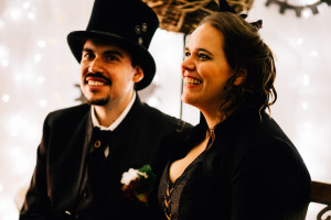 Hochzeitsfotograf Kassel Hochzeitsreportage Storytelling Steampunk WeddingPhotographer Inka Englisch Photography Grischäfer Kaskadenwirtschaft Kassel Reise in eine andere Zeit Steampunk Hochzeit steampunk wedding zahnräder viktorianisch Liebe freie Trauung Friederike Delong Dampfmaschine Deko Meike Thienemann