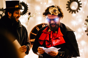 Hochzeitsfotograf Kassel Hochzeitsreportage Storytelling Steampunk WeddingPhotographer Inka Englisch Photography Grischäfer Kaskadenwirtschaft Kassel Reise in eine andere Zeit Steampunk Hochzeit steampunk wedding zahnräder viktorianisch Liebe freie Trauung Friederike Delong Dampfmaschine Deko Meike Thienemann