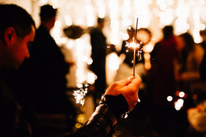 Hochzeitsfotograf Kassel Hochzeitsreportage Storytelling Steampunk WeddingPhotographer Inka Englisch Photography Grischäfer Kaskadenwirtschaft Kassel Reise in eine andere Zeit Steampunk Hochzeit steampunk wedding zahnräder viktorianisch Liebe freie Trauung Friederike Delong Dampfmaschine Deko Meike Thienemann