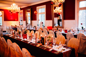 Hochzeitsfotograf Kassel Hochzeitsreportage Storytelling Steampunk WeddingPhotographer Inka Englisch Photography Grischäfer Kaskadenwirtschaft Kassel Reise in eine andere Zeit Steampunk Hochzeit steampunk wedding zahnräder viktorianisch Liebe freie Trauung Friederike Delong Dampfmaschine Deko Meike Thienemann
