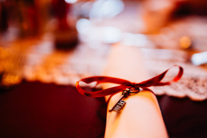 Hochzeitsfotograf Kassel Hochzeitsreportage Storytelling Steampunk WeddingPhotographer Inka Englisch Photography Grischäfer Kaskadenwirtschaft Kassel Reise in eine andere Zeit Steampunk Hochzeit steampunk wedding zahnräder viktorianisch Liebe freie Trauung Friederike Delong Dampfmaschine Deko Meike Thienemann