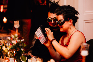Hochzeitsfotograf Kassel Hochzeitsreportage Storytelling Steampunk WeddingPhotographer Inka Englisch Photography Grischäfer Kaskadenwirtschaft Kassel Reise in eine andere Zeit Steampunk Hochzeit steampunk wedding zahnräder viktorianisch Liebe freie Trauung Friederike Delong Dampfmaschine Deko Meike Thienemann