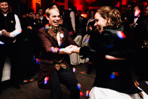 Hochzeitsfotograf Kassel Hochzeitsreportage Storytelling Steampunk WeddingPhotographer Inka Englisch Photography Grischäfer Kaskadenwirtschaft Kassel Reise in eine andere Zeit Steampunk Hochzeit steampunk wedding zahnräder viktorianisch Liebe freie Trauung Friederike Delong Dampfmaschine Deko Meike Thienemann