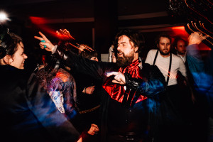 Hochzeitsfotograf Kassel Hochzeitsreportage Storytelling Steampunk WeddingPhotographer Inka Englisch Photography Grischäfer Kaskadenwirtschaft Kassel Reise in eine andere Zeit Steampunk Hochzeit steampunk wedding zahnräder viktorianisch Liebe freie Trauung Friederike Delong Dampfmaschine Deko Meike Thienemann