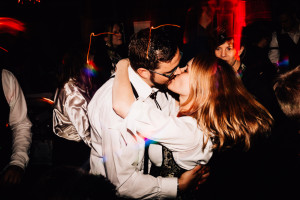 Hochzeitsfotograf Kassel Hochzeitsreportage Storytelling Steampunk WeddingPhotographer Inka Englisch Photography Grischäfer Kaskadenwirtschaft Kassel Reise in eine andere Zeit Steampunk Hochzeit steampunk wedding zahnräder viktorianisch Liebe freie Trauung Friederike Delong Dampfmaschine Deko Meike Thienemann