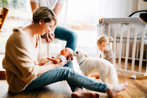 Babyshooting Kassel Babyfotograf Neugeborenenfotos Familienshoot Homestory Babyhomestory indoor zuhause Inka Englisch Photography süßes Familienglück - Babyhomestory zuhause