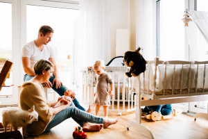 Babyshooting Kassel Babyfotograf Neugeborenenfotos Familienshoot Homestory Babyhomestory indoor zuhause Inka Englisch Photography Babyhomestory mit großer Schwester an der Seite