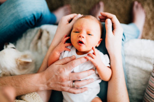 Babyshooting Kassel Babyfotograf Neugeborenenfotos Familienshoot Homestory Babyhomestory indoor zuhause Inka Englisch Photography süßes Familienglück - Babyhomestory zuhause