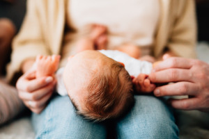 Babyshooting Kassel Babyfotograf Neugeborenenfotos Familienshoot Homestory Babyhomestory indoor zuhause Inka Englisch Photography Babyhomestory mit großer Schwester an der Seite