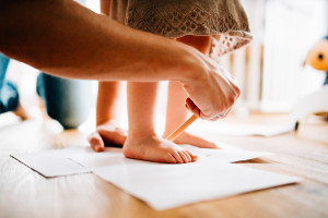 Babyshooting Kassel Babyfotograf Neugeborenenfotos Familienshoot Homestory Babyhomestory indoor zuhause Inka Englisch Photography Babyhomestory mit großer Schwester an der Seite