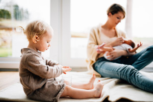 Babyshooting Kassel Babyfotograf Neugeborenenfotos Familienshoot Homestory Babyhomestory indoor zuhause Inka Englisch Photography süßes Familienglück - Babyhomestory zuhause