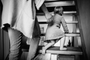 Babyshooting Kassel Babyfotograf Neugeborenenfotos Familienshoot Homestory Babyhomestory indoor zuhause Inka Englisch Photography Babyhomestory mit großer Schwester an der Seite