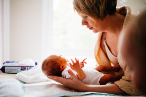 Babyshooting Kassel Babyfotograf Neugeborenenfotos Familienshoot Homestory Babyhomestory indoor zuhause Inka Englisch Photography Babyhomestory mit großer Schwester an der Seite