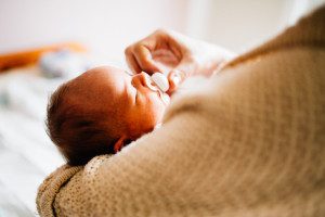 Babyshooting Kassel Babyfotograf Neugeborenenfotos Familienshoot Homestory Babyhomestory indoor zuhause Inka Englisch Photography süßes Familienglück - Babyhomestory zuhause