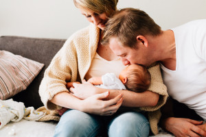 Babyshooting Kassel Babyfotograf Neugeborenenfotos Familienshoot Homestory Babyhomestory indoor zuhause Inka Englisch Photography Babyhomestory mit großer Schwester an der Seite