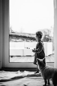 Babyshooting Kassel Babyfotograf Neugeborenenfotos Familienshoot Homestory Babyhomestory indoor zuhause Inka Englisch Photography Babyhomestory mit großer Schwester an der Seite