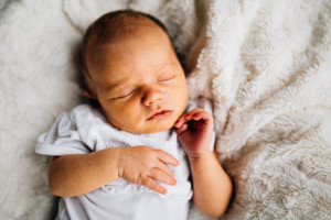 Babyshooting Kassel Babyfotograf Neugeborenenfotos Familienshoot Homestory Babyhomestory indoor zuhause Inka Englisch Photography Babyhomestory mit großer Schwester an der Seite
