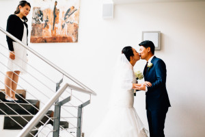 Hochzeitsfotograf Frankfurt Kassel Reportage Dokumentation Storytelling Inka Englisch Photography Burg Schwarzenstein Kassel Wedding Photographer Indonesischer Hochzeitszauber auf Burg Schwarzenstein
