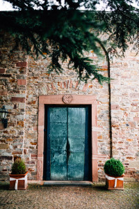 Basilika Schloss Johannisberg Trauung Hochzeitsfotograf Frankfurt Kassel Reportage Dokumentation Storytelling Inka Englisch Photography Burg Schwarzenstein Kassel Wedding Photographer Indonesischer Hochzeitszauber auf Burg Schwarzenstein