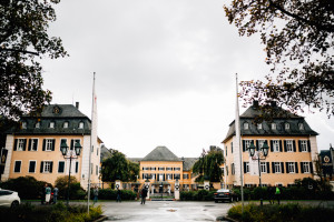 Basilika Schloss Johannisberg Trauung Hochzeitsfotograf Frankfurt Kassel Reportage Dokumentation Storytelling Inka Englisch Photography Burg Schwarzenstein Kassel Wedding Photographer Indonesischer Hochzeitszauber auf Burg Schwarzenstein