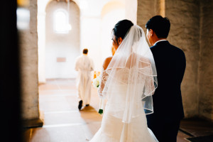 Basilika Schloss Johannisberg Trauung Hochzeitsfotograf Frankfurt Kassel Reportage Dokumentation Storytelling Inka Englisch Photography Burg Schwarzenstein Kassel Wedding Photographer Indonesischer Hochzeitszauber auf Burg Schwarzenstein
