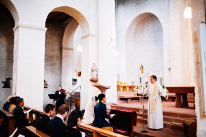 Basilika Schloss Johannisberg Trauung Hochzeitsfotograf Frankfurt Kassel Reportage Dokumentation Storytelling Inka Englisch Photography Burg Schwarzenstein Kassel Wedding Photographer Indonesischer Hochzeitszauber auf Burg Schwarzenstein