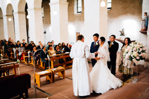 Basilika Schloss Johannisberg Trauung Hochzeitsfotograf Frankfurt Kassel Reportage Dokumentation Storytelling Inka Englisch Photography Burg Schwarzenstein Kassel Wedding Photographer Indonesischer Hochzeitszauber auf Burg Schwarzenstein