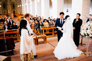 Basilika Schloss Johannisberg Trauung Hochzeitsfotograf Frankfurt Kassel Reportage Dokumentation Storytelling Inka Englisch Photography Burg Schwarzenstein Kassel Wedding Photographer Indonesischer Hochzeitszauber auf Burg Schwarzenstein