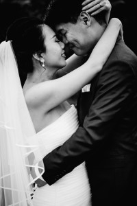 Hochzeitsfotograf Frankfurt Kassel Reportage Dokumentation Storytelling Inka Englisch Photography Burg Schwarzenstein Kassel Wedding Photographer Indonesischer Hochzeitszauber auf Burg Schwarzenstein