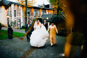Hochzeitsfotograf Frankfurt Kassel Reportage Dokumentation Storytelling Inka Englisch Photography Burg Schwarzenstein Kassel Wedding Photographer Indonesischer Hochzeitszauber auf Burg Schwarzenstein