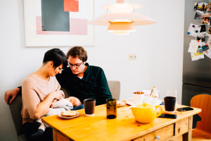 Neugeborenenshoot Baby Homestory Newbornshooting Kassel Goettingen Inka Englisch Photography zuhause storytelling lifestyle Babyhomestory in Frankfurt